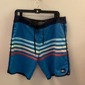Men’s quiksilver swim boardshorts. Size34